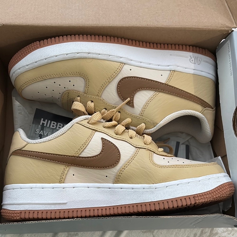 Nike Men's Beige and Brown Sneakers